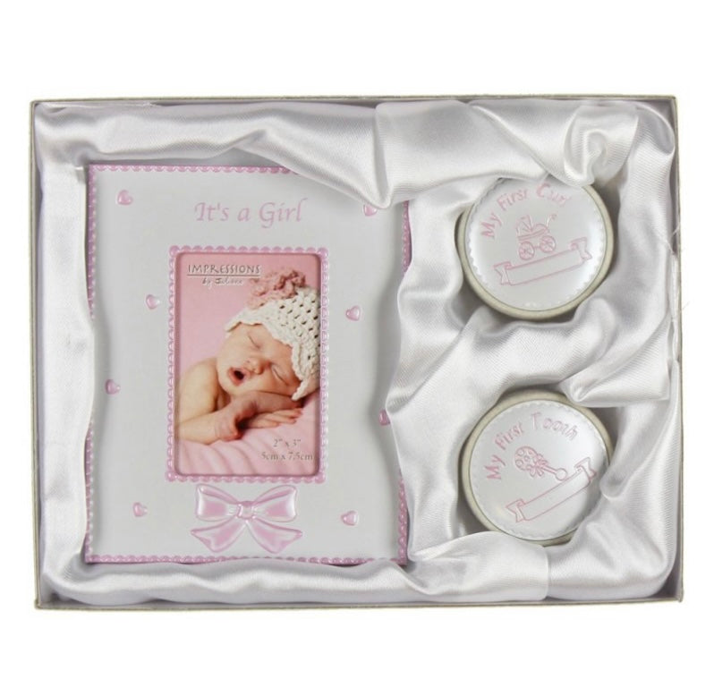 Baby girls gift box. Includes 1 photo frame of 5cm x 7.5 cm, my first curl and my first tooth trinket boxes